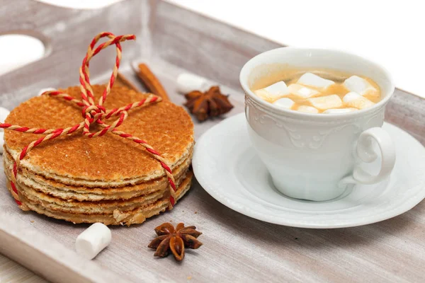 Café con malvaviscos y oblea de Navidad — Foto de Stock