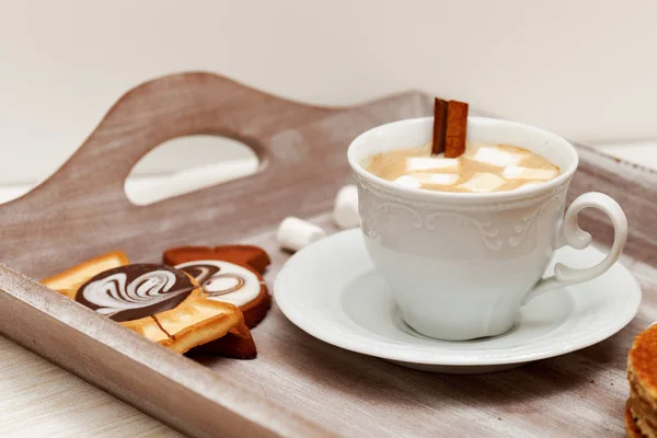 Kakao mit Marshmallows und süßen Leckereien — Stockfoto