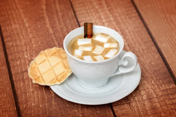 Kakao mit Zimt, Marshmallows und Keksen — Stockfoto