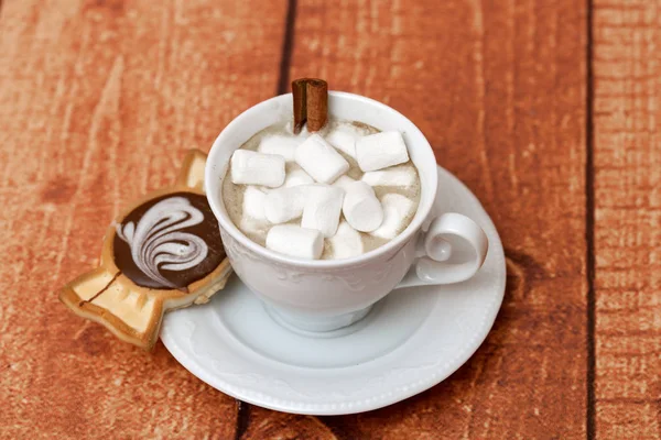 Kakao mit Zimt, Marshmallows und Keksen — Stockfoto