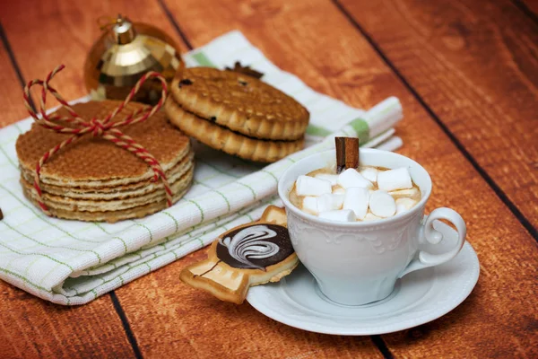 Kakao mit Marshmallows, Keksen und Waffeln — Stockfoto