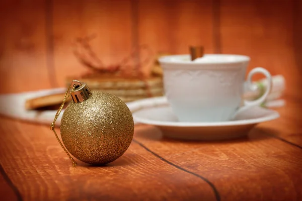 Becher Heißgetränk mit Zierkugel — Stockfoto