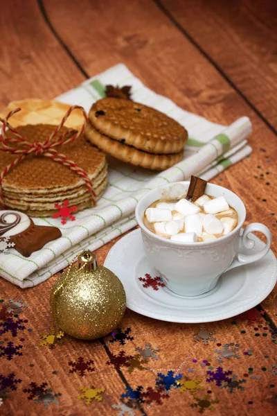 Cocoa with marshmallows and Christmas cookies — Stock Photo, Image