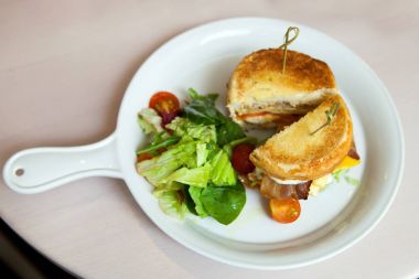 dilimlenmiş sebze burger