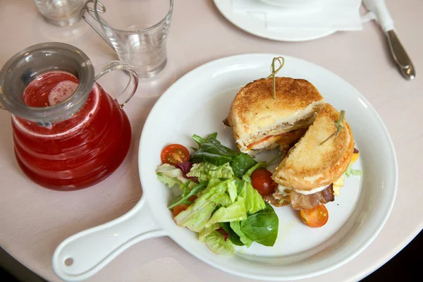 dilimlenmiş sebze burger