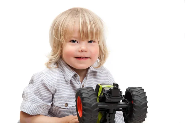 Liten pojke leker med leksak traktorn — Stockfoto