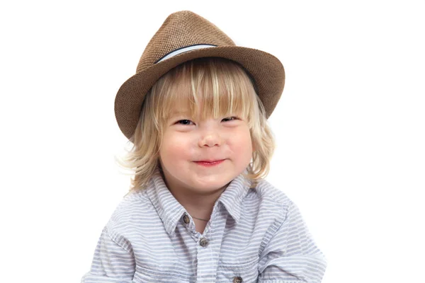 Petit garçon en chapeau de paille — Photo