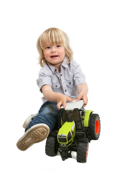 Petit garçon jouer avec jouet tracteur — Photo