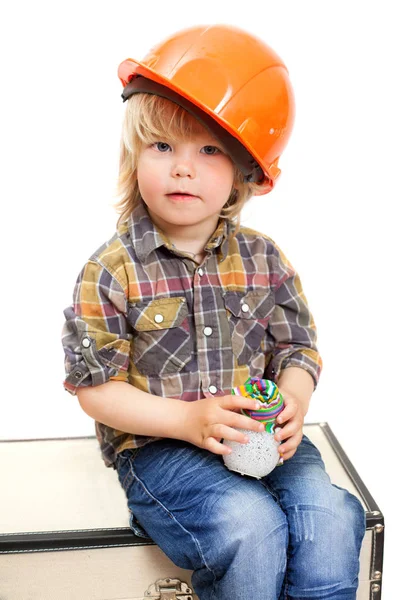 蹒跚学步的男孩在橙色头盔 — 图库照片