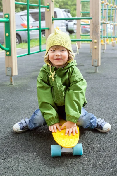 Bébé garçon assis sur skateboard — Photo