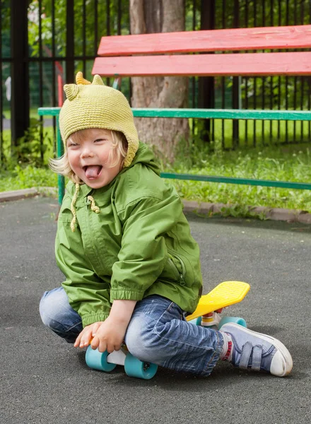 Chlapeček sedí na skateboard — Stock fotografie