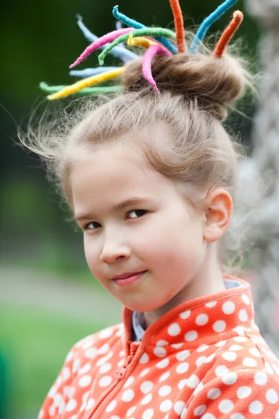 カラフルなドレッドヘアを持つ少女 — ストック写真