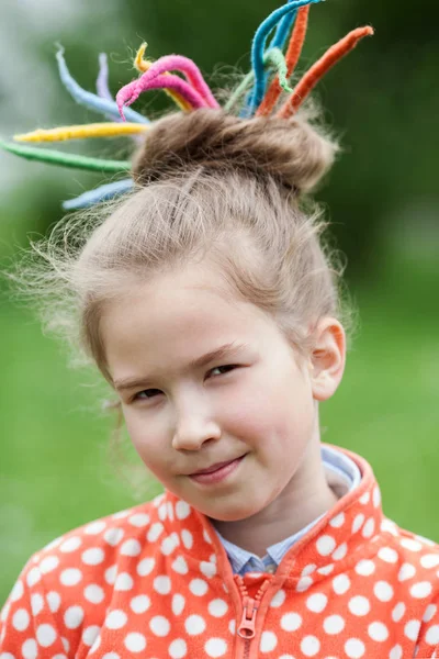 Девушка с цветными страшилками — стоковое фото