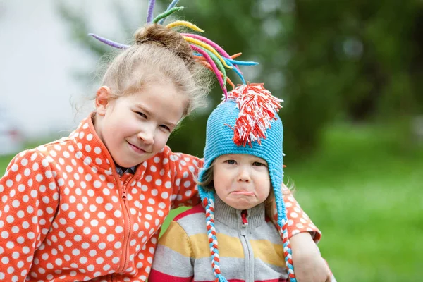 Hermana con hermano pequeño —  Fotos de Stock