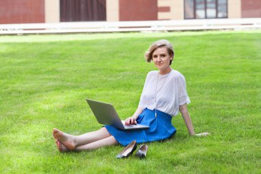 Genç kadın defter ile çalışma