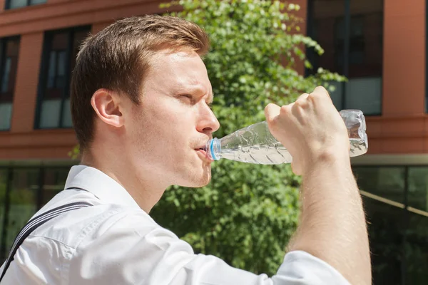 Office worker is drinking pure water — Stock Photo, Image