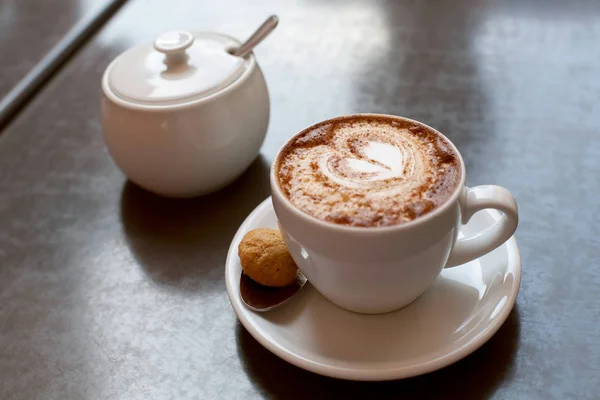 Taza de capuchino con azúcar —  Fotos de Stock