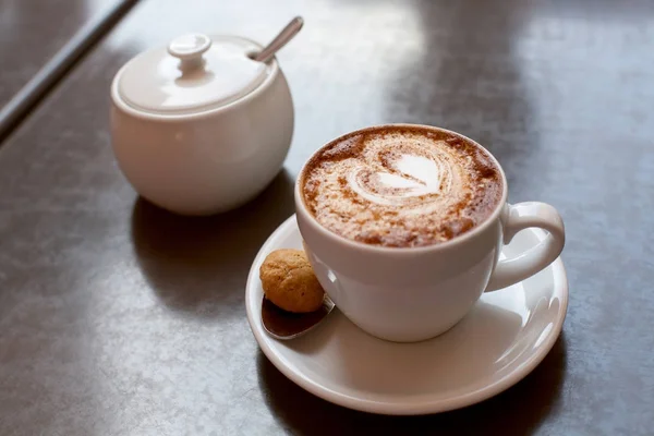 Kopje cappuccino met suiker — Stockfoto