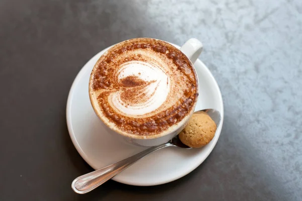 Cappuccino com biscoito e colher — Fotografia de Stock