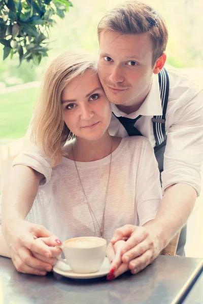 Pareja con taza de café —  Fotos de Stock