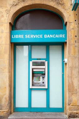 ATM makinesi sokakta