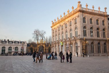 İnsanlar meydanında yürürken, insanlar 
