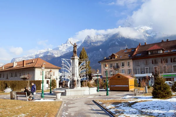 Muži jsou mluvení na hlavním náměstí — Stock fotografie