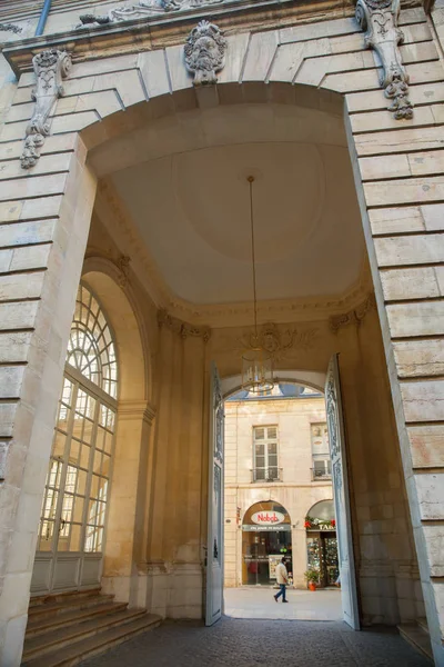 Ingang van het Palais Des Etats — Stockfoto
