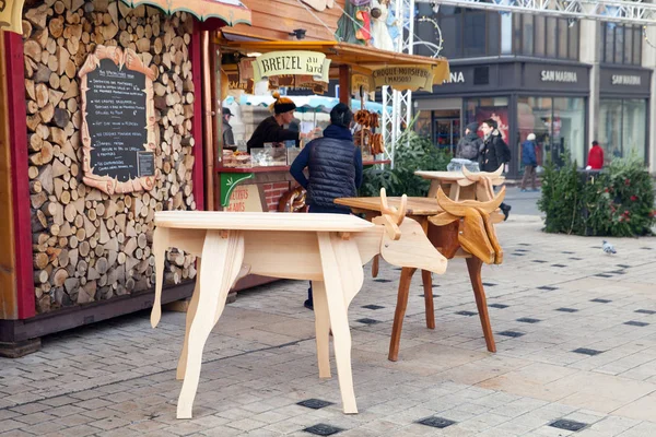 Tables in shape of cow at xmas kiosk — Stock Photo, Image