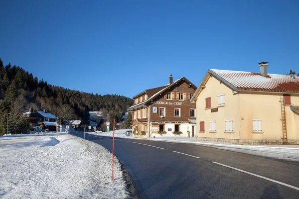 Mountain hotel at road — Stock Photo, Image