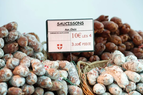 Salsicce sul bancone nel mercato — Foto Stock