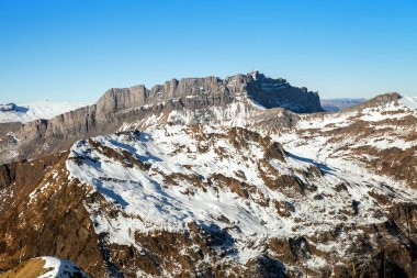 Kışın dağ silsilesi