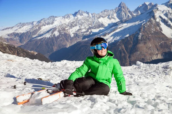 Adolescente esquiador sentado en la nieve —  Fotos de Stock