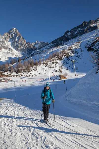 在晴朗的天气里在山上滑雪 — 图库照片