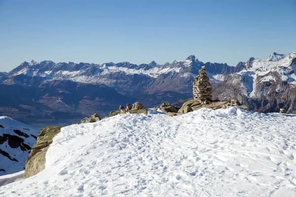 法国阿尔卑斯山的手工金字塔 — 图库照片
