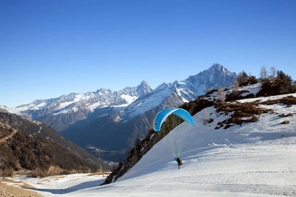 Parapente Está Começando Sua Mosca Vale Chamonix França — Fotografia de Stock