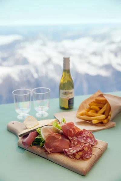 Картофель фри и вино на столе — стоковое фото