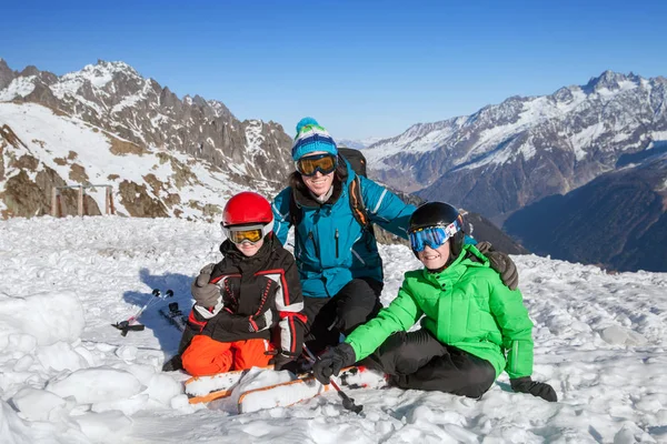Felices esquiadores familiares — Foto de Stock