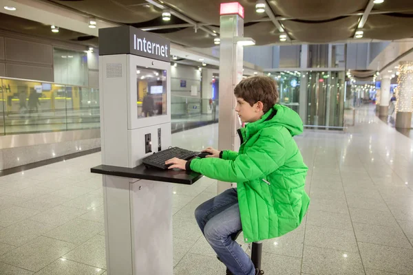 Menino Doze Anos Está Trabalhando Computador Aeroporto Internacional — Fotografia de Stock
