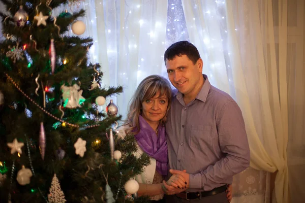 Pasangan Muda Berdiri Pohon Natal Dengan Lampu Peri — Stok Foto