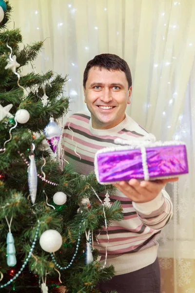 Muž Představuje Dárky Vánoční Stromek — Stock fotografie