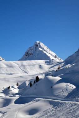 Güneşli bir günde dağ yamaçlarında Paradiski