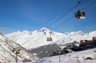 Bourg-Saint-Maurice, Fransa - Şubat 04, 2019: Les Arcs 2000 dağ kayak merkezi yakınlarındaki halatlar