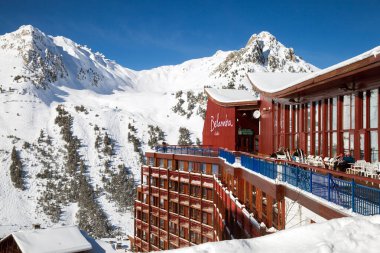 Les Arcs 2000, Fransa - Şubat 04, 2018: Paradiski 'deki Belambra kulüpleri 