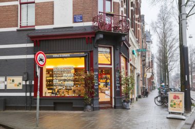 Amsterdam, Hollanda - Şubat 02, 2019: Amsterdam 'da Alexander Boers caddesinde alkol dükkanı