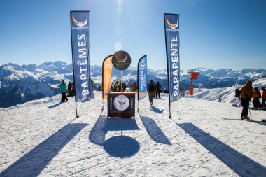 La Plagne, Fransa - Şubat 05, 2019: Kayak merkezindeki dağın tepesinde paraglider ile atlama başlangıç noktası