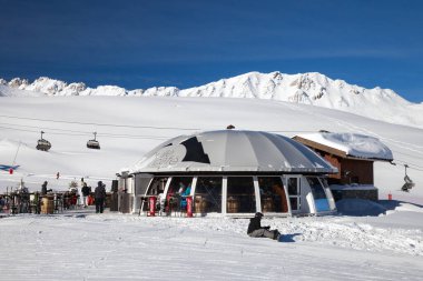 Les Arcs, Fransa - Şubat 04, 2019: Kayak bölgesindeki Cafe-bar Bulle Güneşli bir günde Arc1950-2000