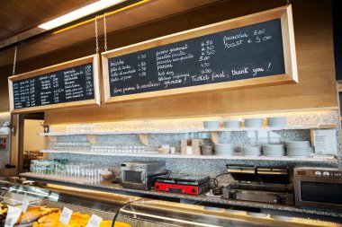 Kafedeki raftaki çanak çömleği ve menüyü temizle