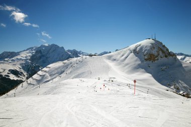 Güneşli bir kış gününde Campitello di Fassa 'da kayak pistleri