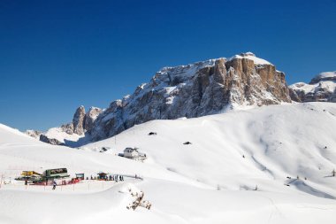 Dolomites, Campitello 'da kayak asansörlü bir dağ vadisinin panoramik manzarası